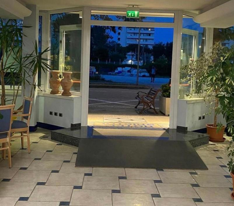Hotel Bristol Misano Adriatico Kültér fotó