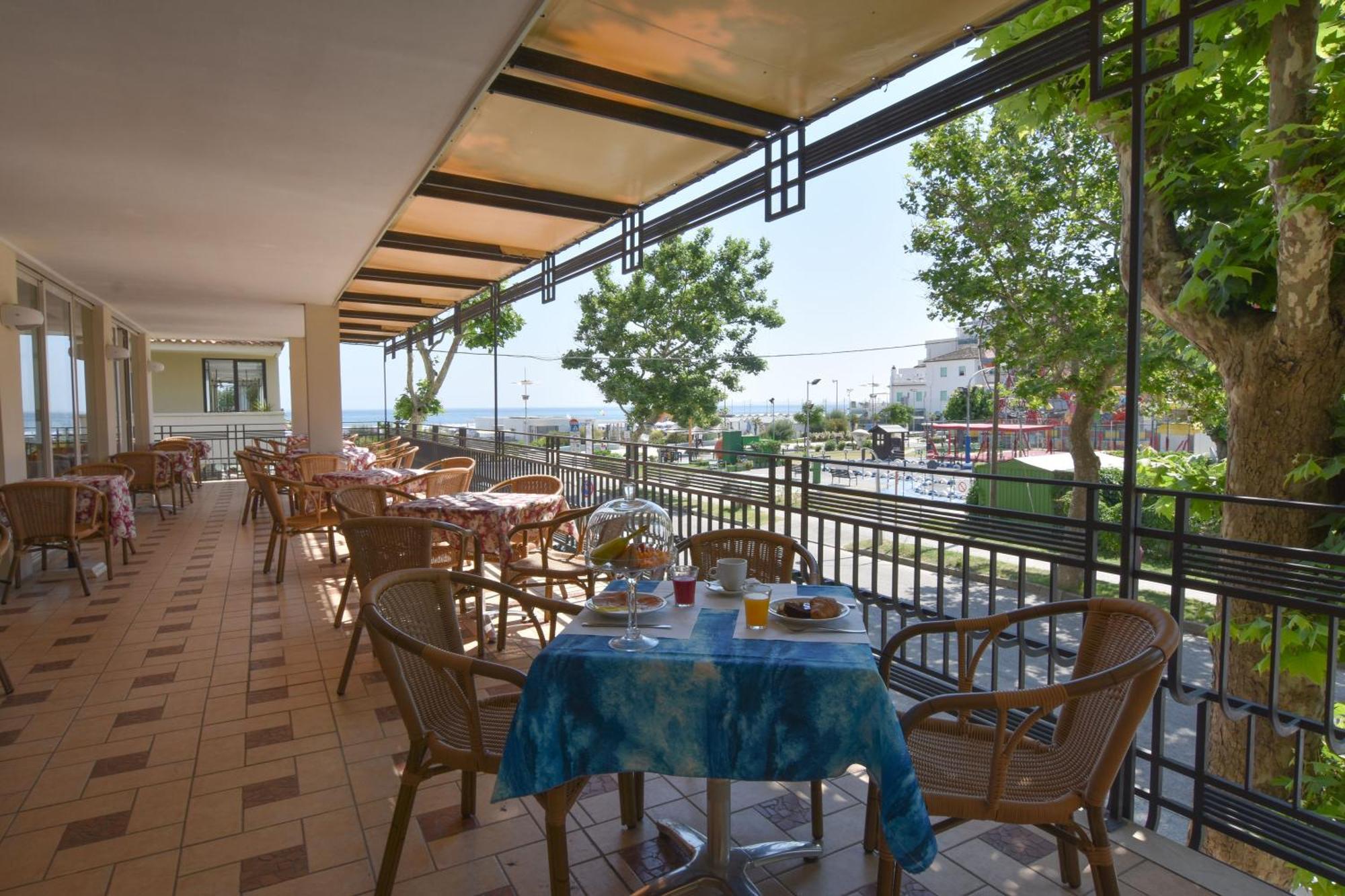 Hotel Bristol Misano Adriatico Kültér fotó