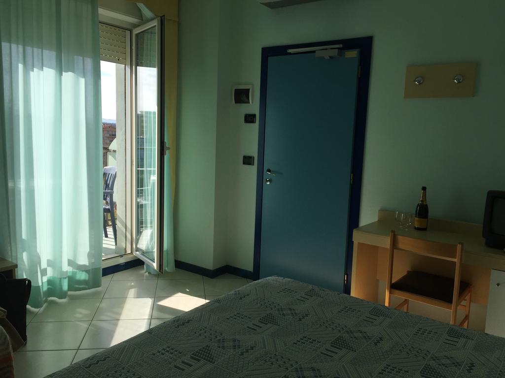 Hotel Bristol Misano Adriatico Szoba fotó