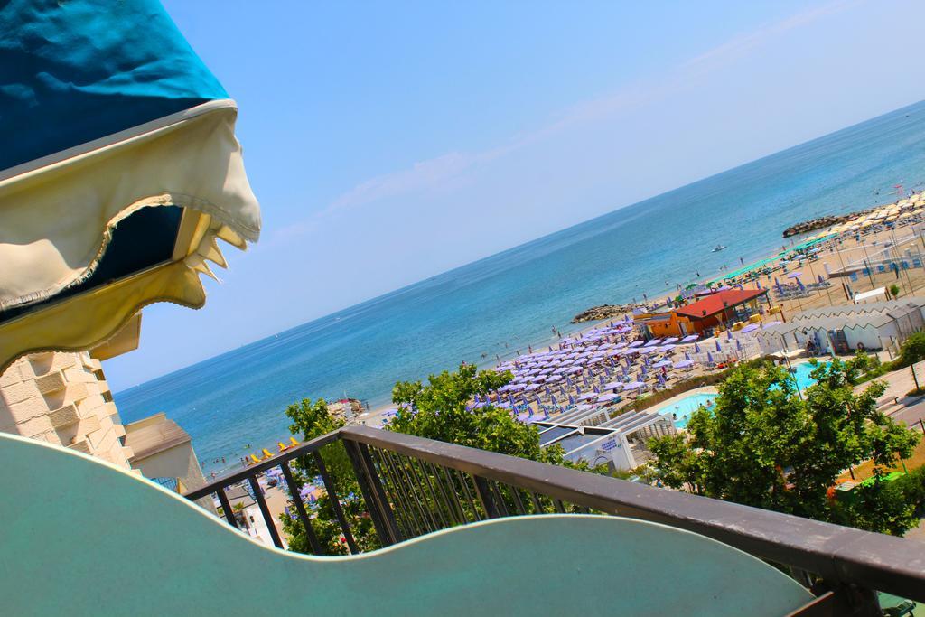 Hotel Bristol Misano Adriatico Kültér fotó